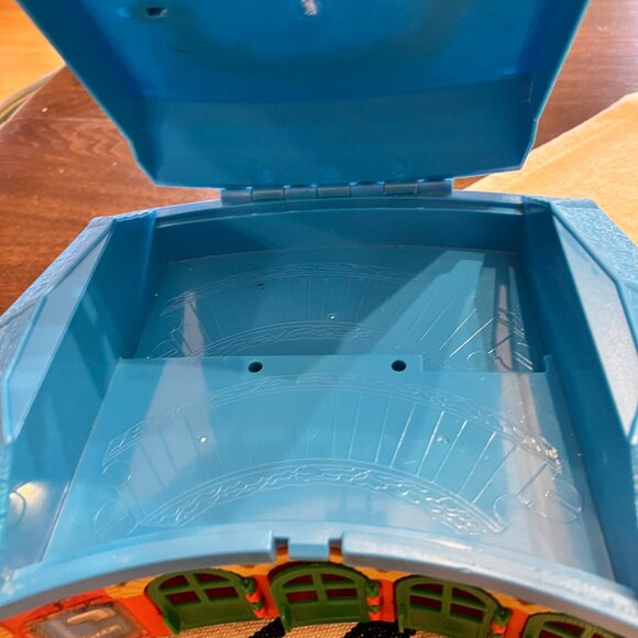 Thomas the Train & Friends Take Along Play Roundhouse Station Portable Toy 2002 - Picture 2 of 8